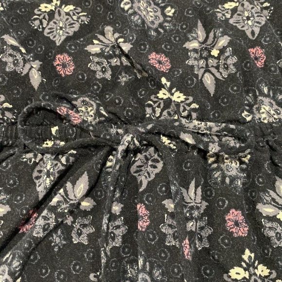 💜 Juniors Hollister Short Romper Jumpsuit Black Background w/ floral print L - Picture 7 of 8